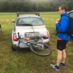 Sepp mit dem im Auto verladenen Tandem