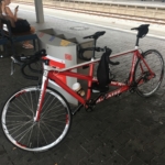Das Tandem am Bahnhof