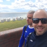 Sepp und Tobi auf der Strandpromenade in Wilhelmshaven