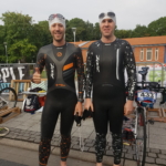 Sepp und Tobi vor dem Schimmstart in Neoprenanzügen