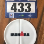 Startnummer und Badekappe